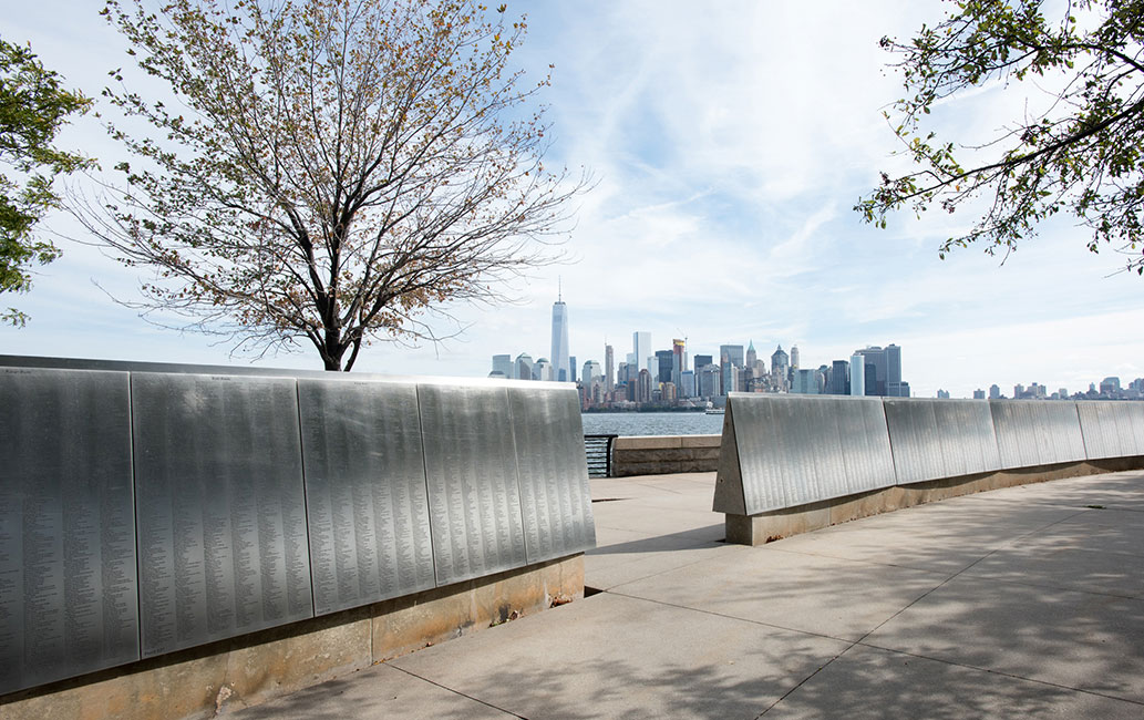 Außen Ellis island: Namen der Immigranten im Park