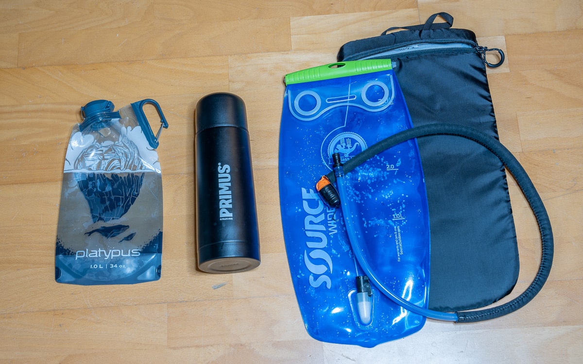 Wichtige Gadgets bei der Kili Besteigung: Trinkblase und Termosflasche.