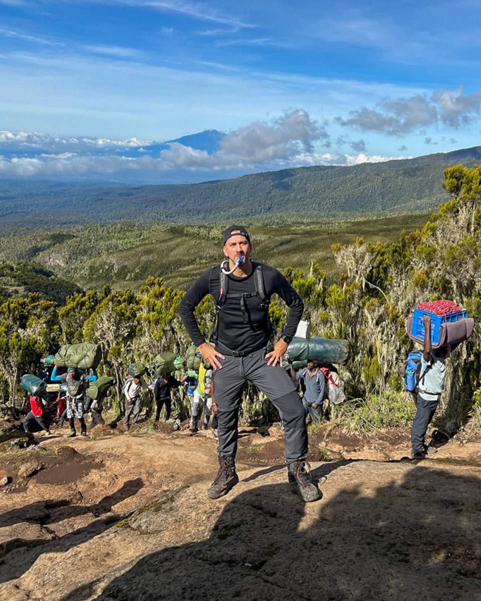 Viel trinken: Mindestens 3 bis 4 Liter solltest du bei der Kilimandscharo Besteigung trinken