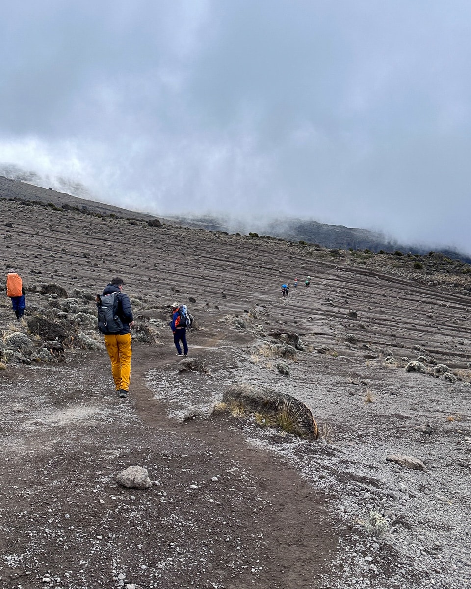 Machame Route Tag 4 Geröllfelder und ein nicht näher kommendes Camp.