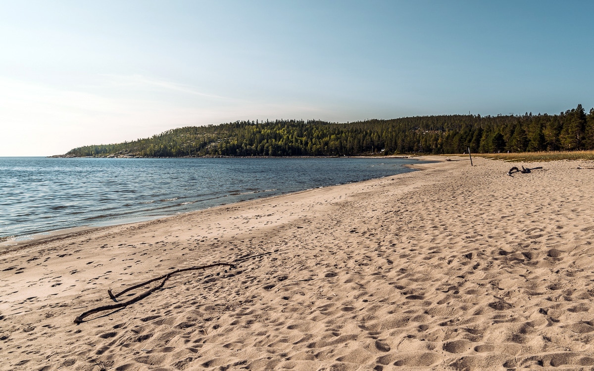 Langer weitläufiger Strand am Salusand Havsbad in Norrland, Schweden