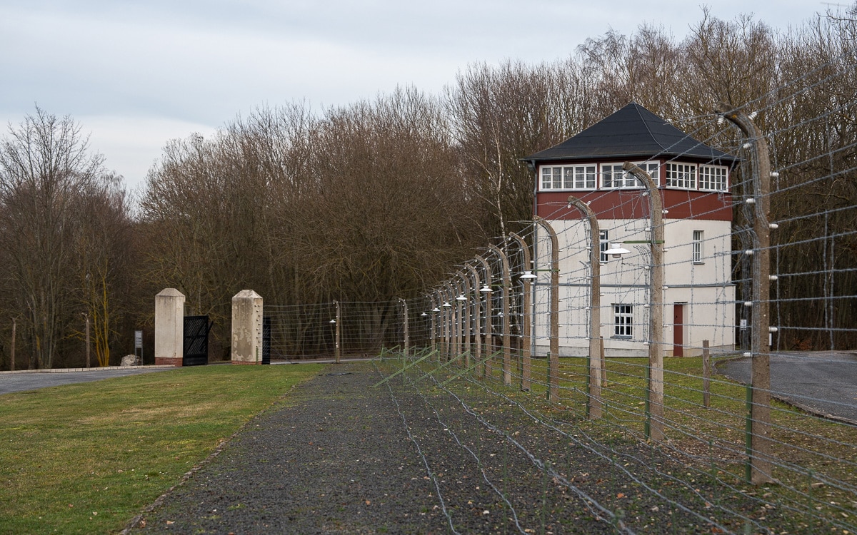 Wachsturm und Postenweg (rechts). Dahinter der SS Zoo (leider nicht im Bild)
