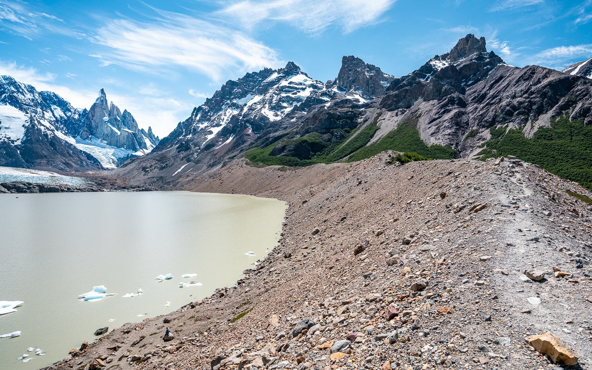 Auf diesem Weg kannst du bis zum Mirador Maestri (rechts über den Anstieg führt der Weg bis zur Gletscherzunge) weitergehen.