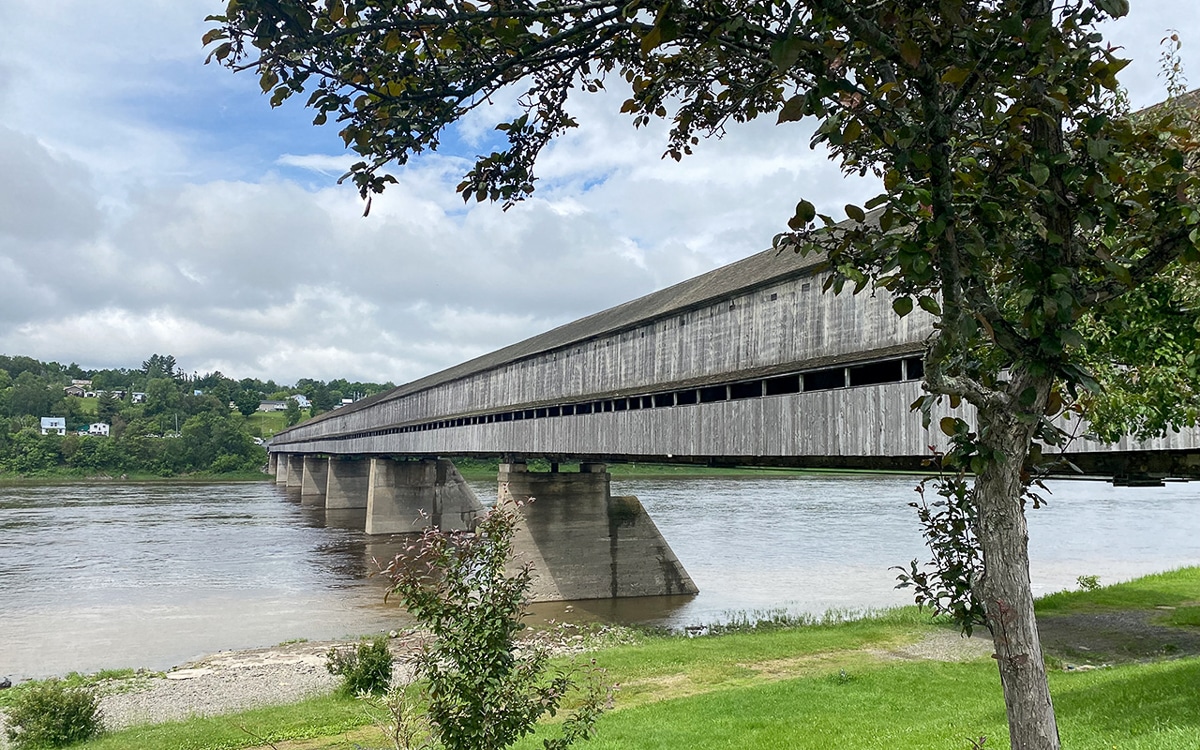 Die bekannteste gedeckte Brücke ist die Hartland Bridge in der Ortschaft Hartland mit 390,75 m.