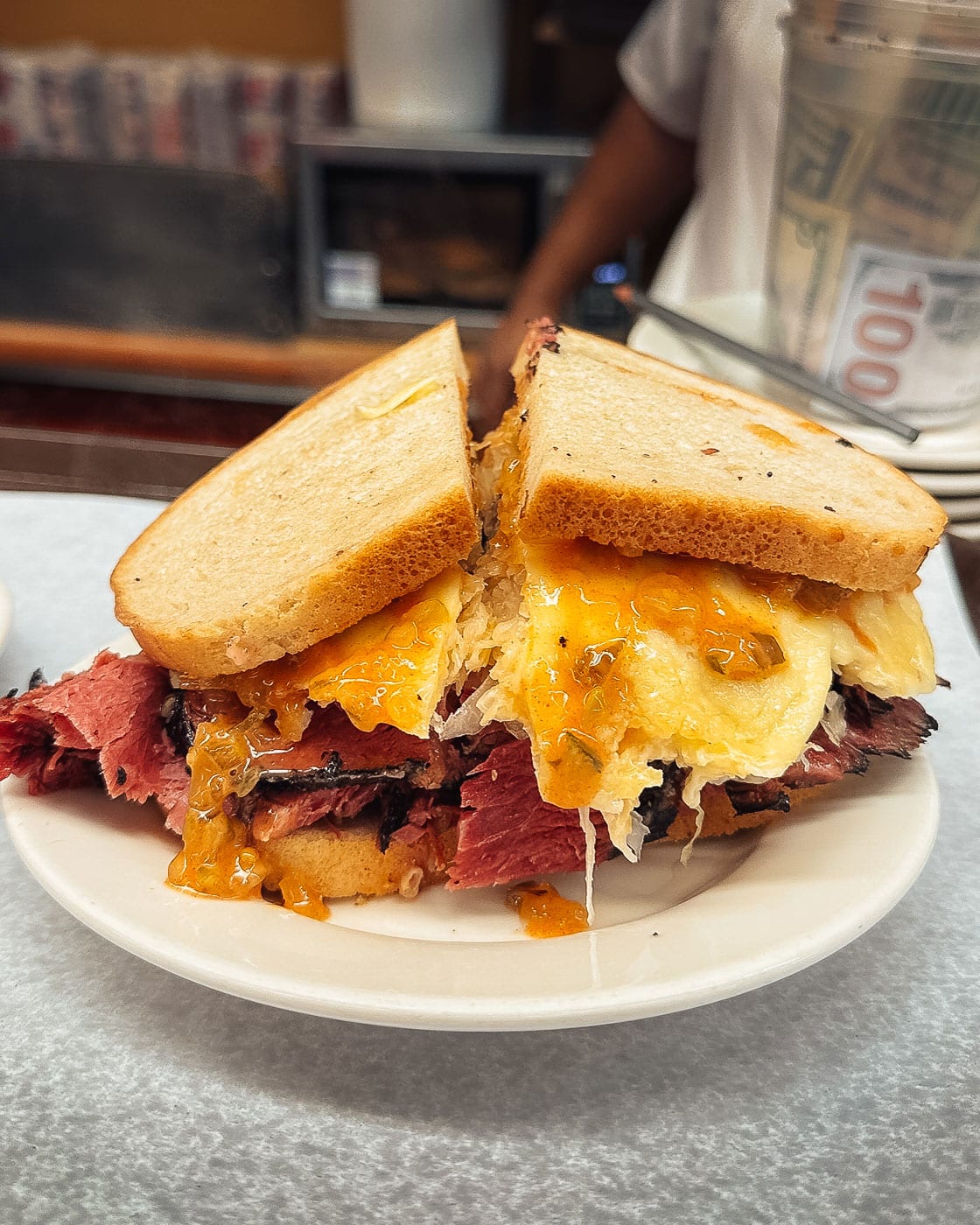 Pastrami Sandwich Essen bei Katz in New York