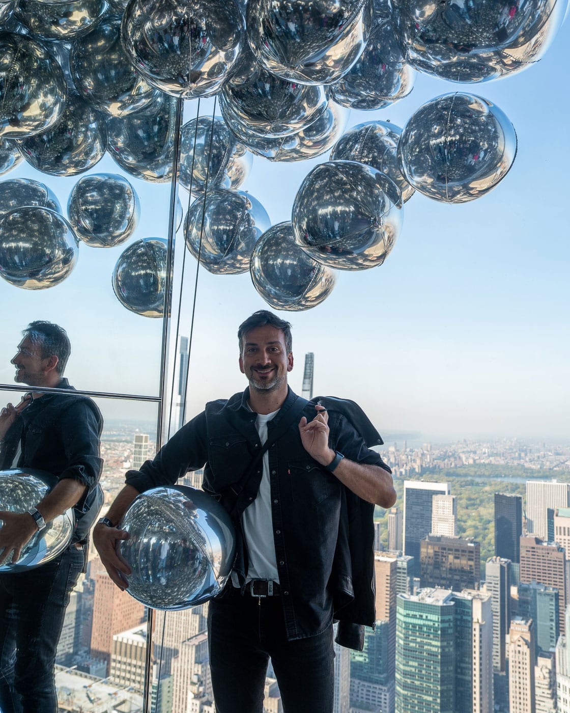 SUMMIT One Vanderbilt Affinity Raum silberne Ballons