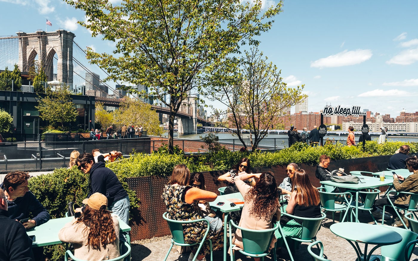 Time Out Market Dachtterrasse im Sommer in Brooklyn