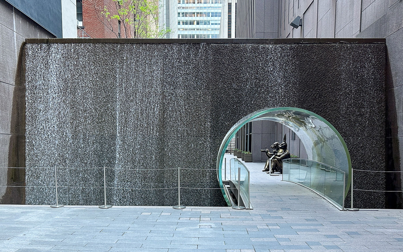 Wasserfall Tunnel am McGraw-Hill Park nähe Times Square
