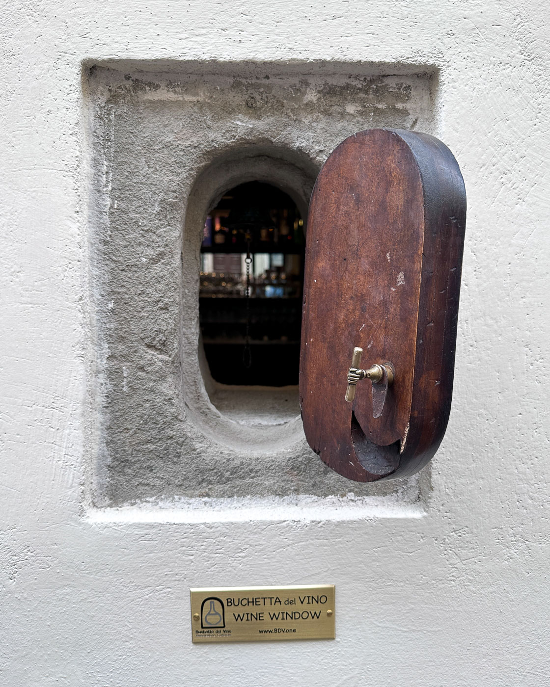 Seit Corona wieder im Einsatz: Weinfenster "Buchetta del Vino" in Florenz