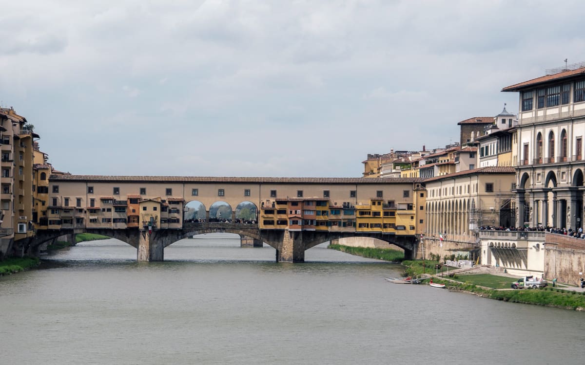 In Der Oberen Etage Der Ponte Vecchio Verläuft Der Vasari Korridor
