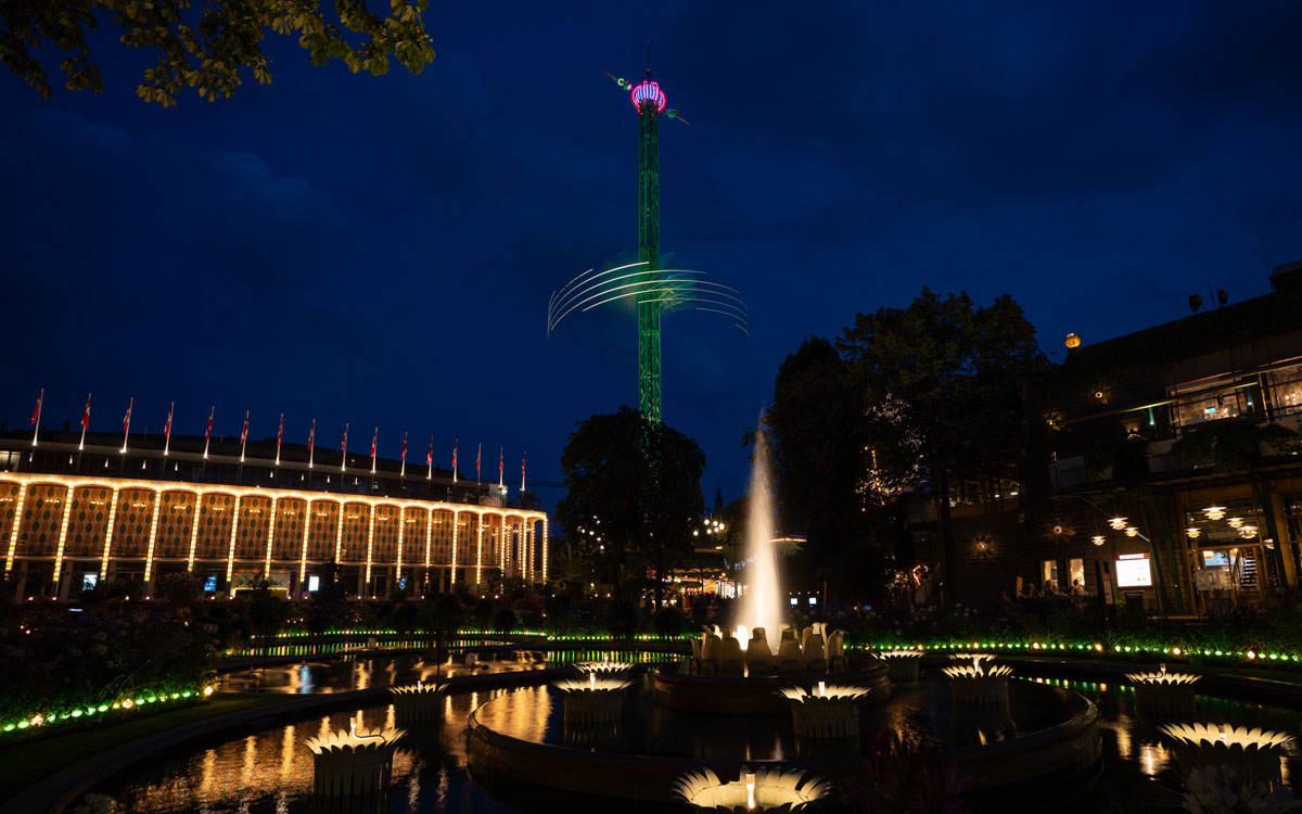 Tivoli Vergnügungspark Kopenhagen bei Nacht