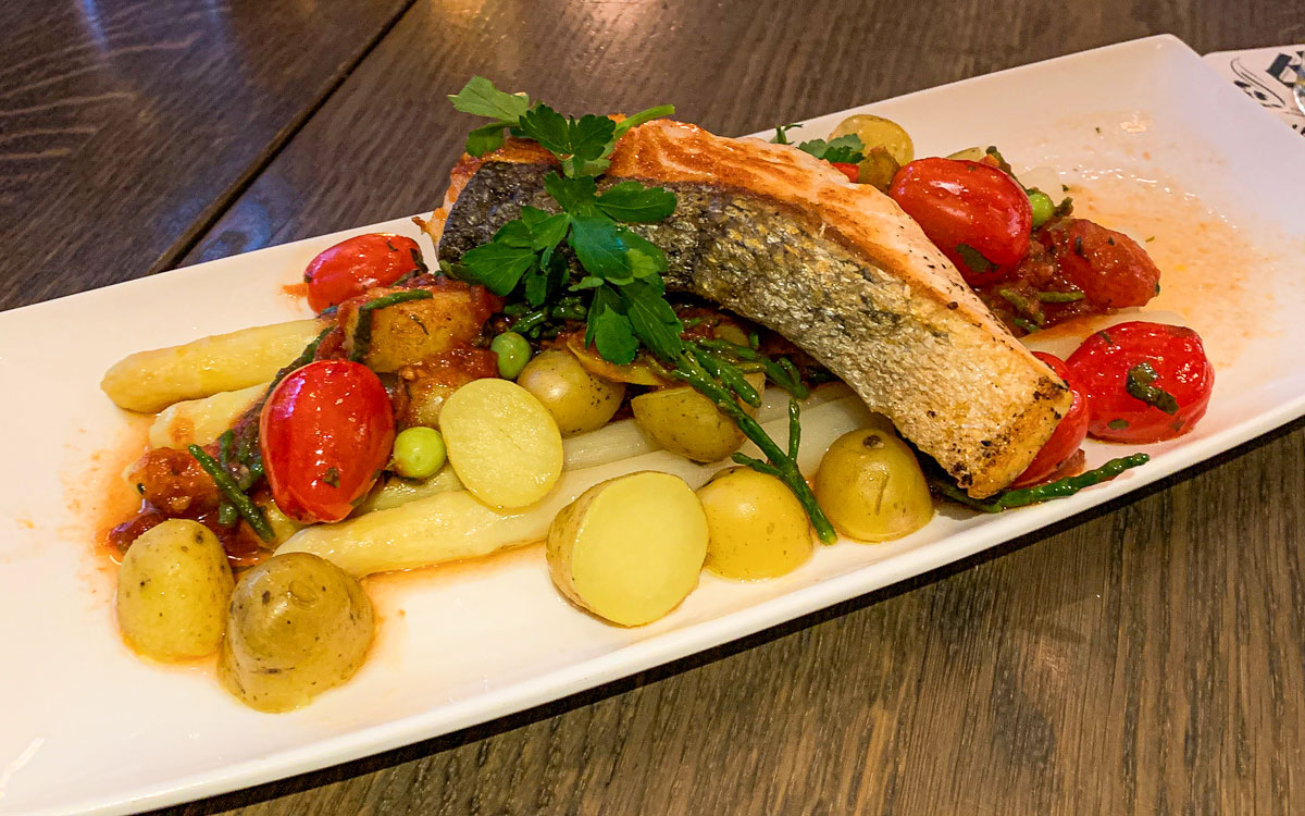 Café De Bóbble in Maastricht, Lachs mit Spargel
