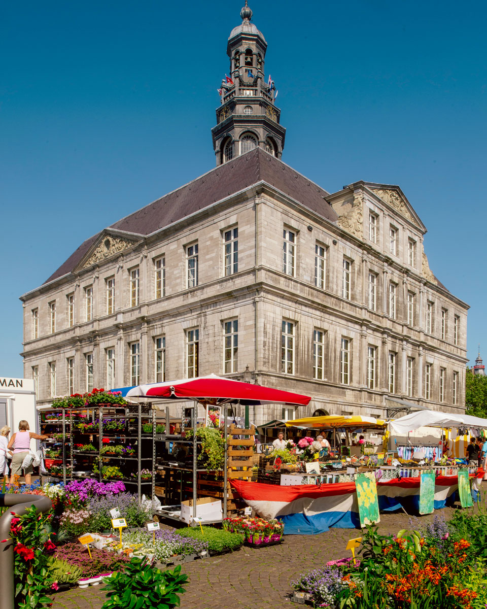 Wochenmarkt auf dem Marktplatz in Maastricht