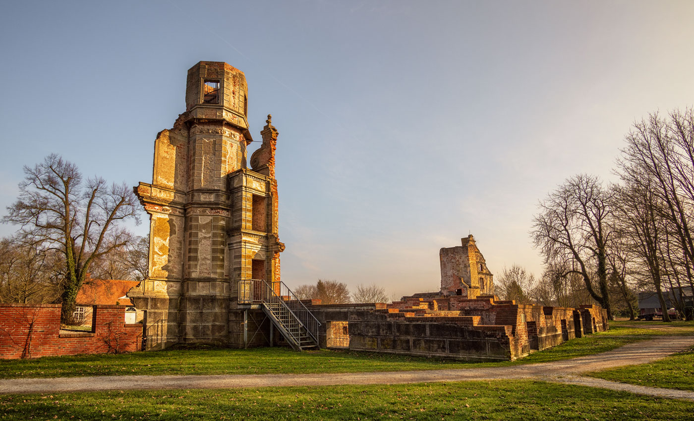 Die Schlossruine Pansevitz bei Klulis auf Rügen