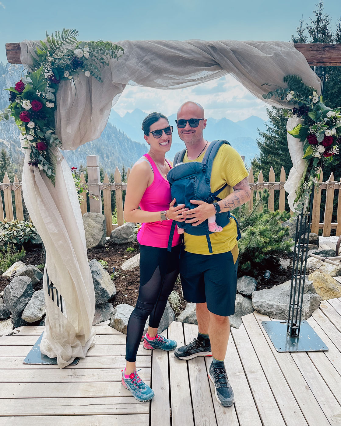 Wandern im Allgäu mit 2 Wochen altem Baby - geht alles in der Trage.