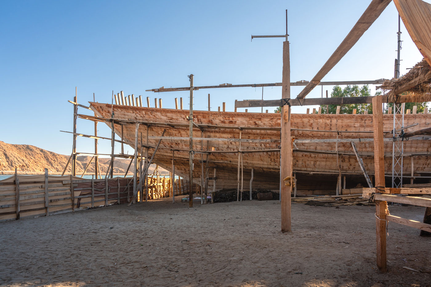 Hier werden Dhows noch traditionell von Hand hergestellt