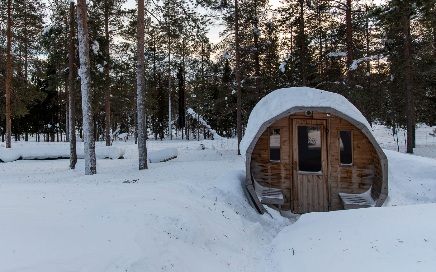 Saune Fass hinter unserer Hütte, die wir mit dem Nachbarhaus teilen