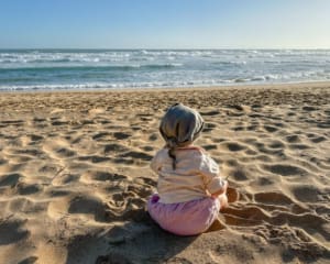 Baby am Strand in Südafrika