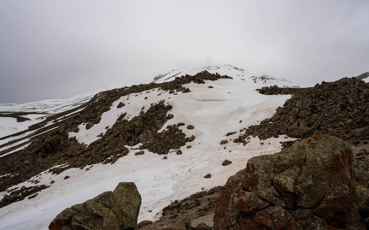 Blick auf verschneiten Berg Suphan