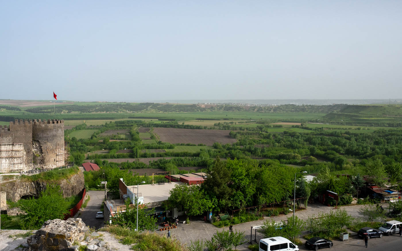Blick von der Stadtmauer in Diyarbakir auf die Hevsel-Gärten