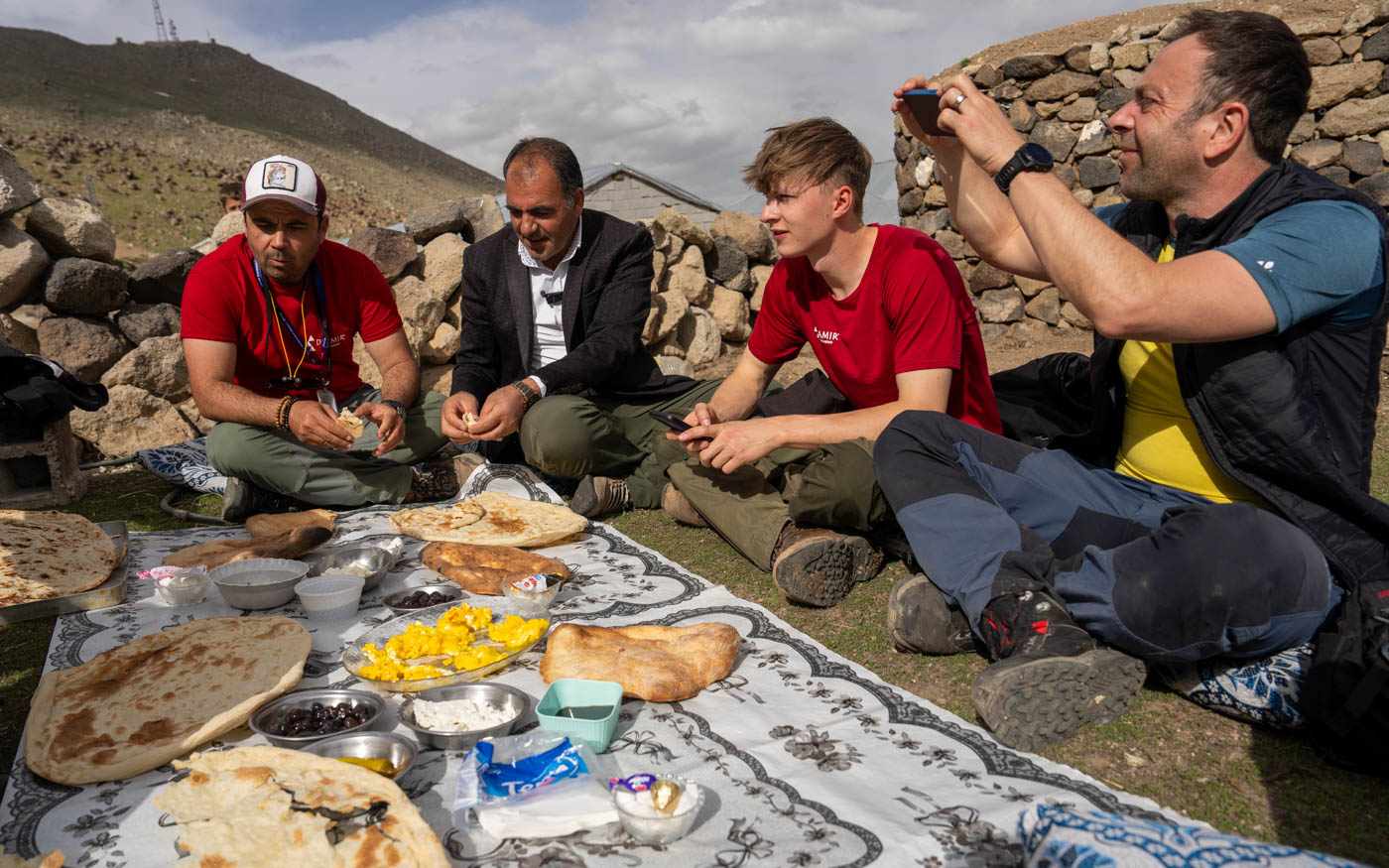 Essen im Dorf am Berg Suphan