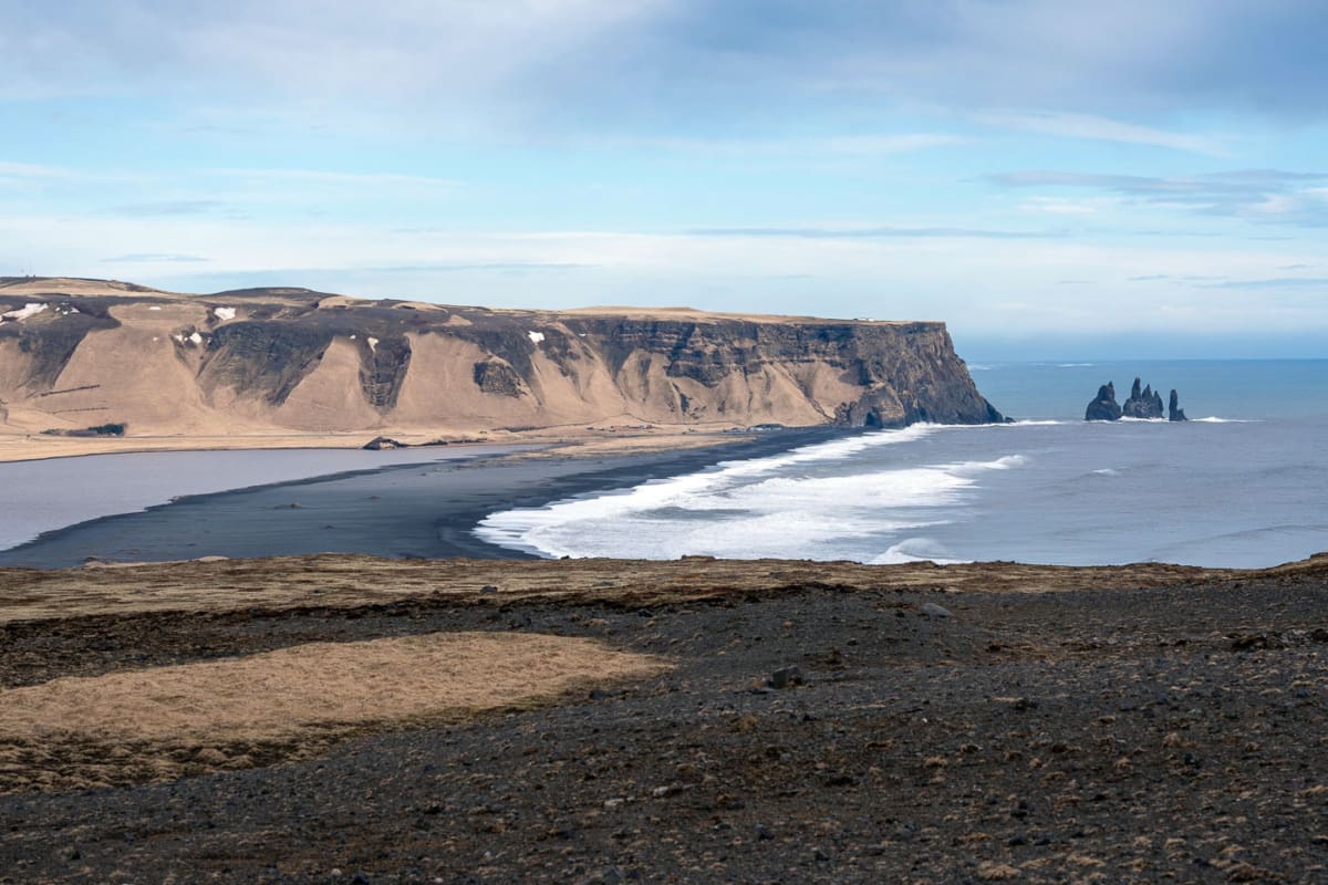Nicht überall liegt im Winter in Island Schnee. Der Süden ist oft mild, wie hier in Dyrhólaey