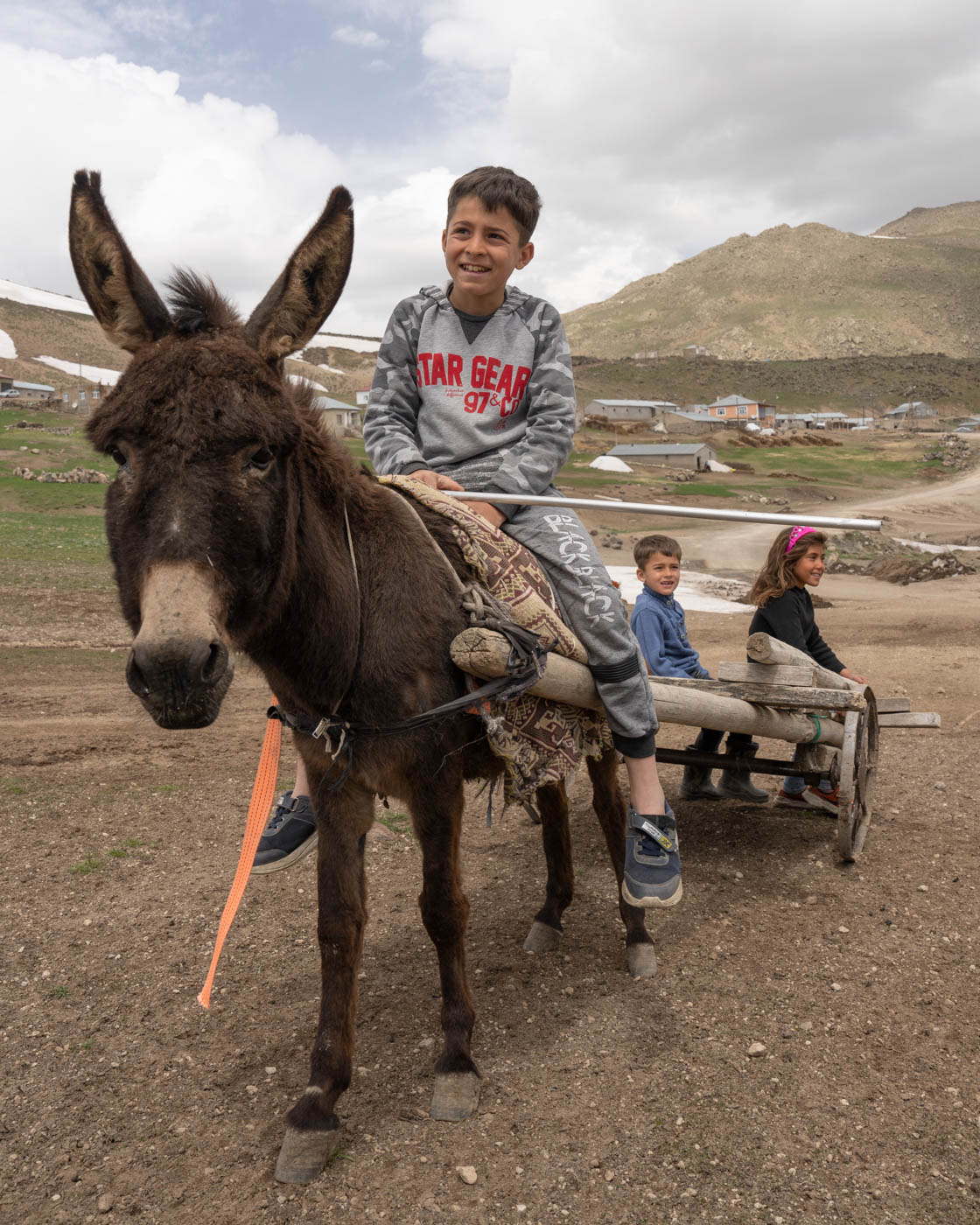 Kinder auf einem Esel am Berg Suphan