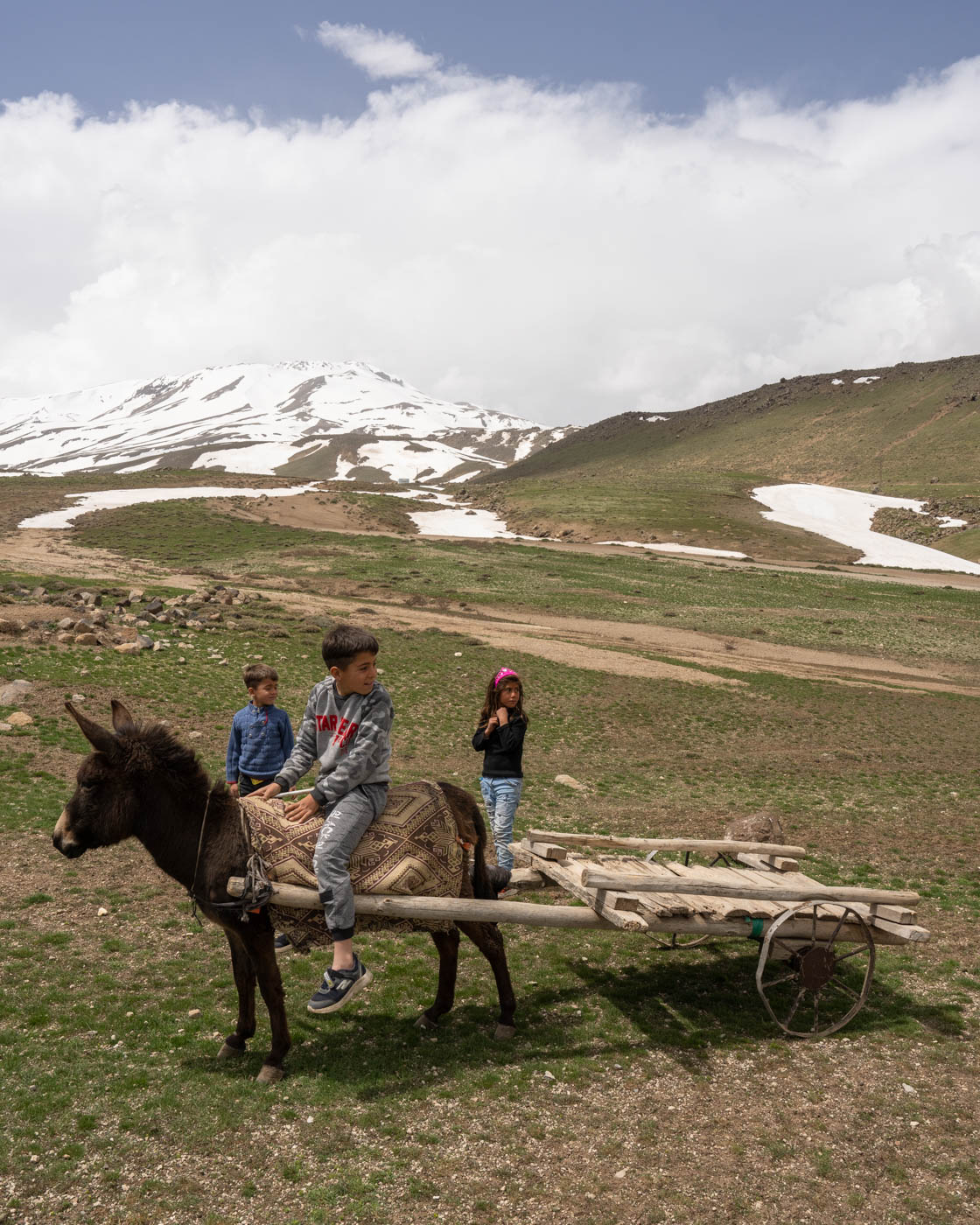 Kinder auf einem Esel am Berg Suphan