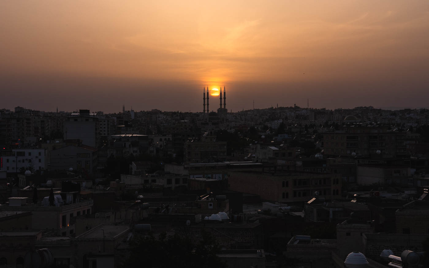 Sonnenuntergang zwischen Minaretten in Midyat