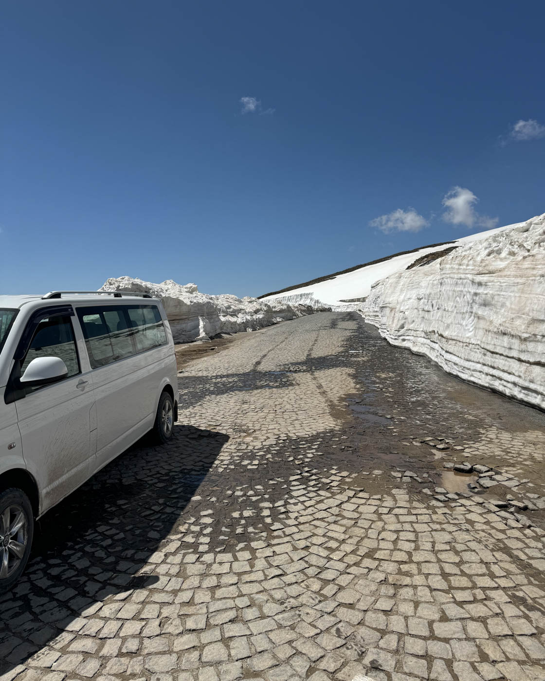 Meterhohe Schneewand am Nemrut Krater
