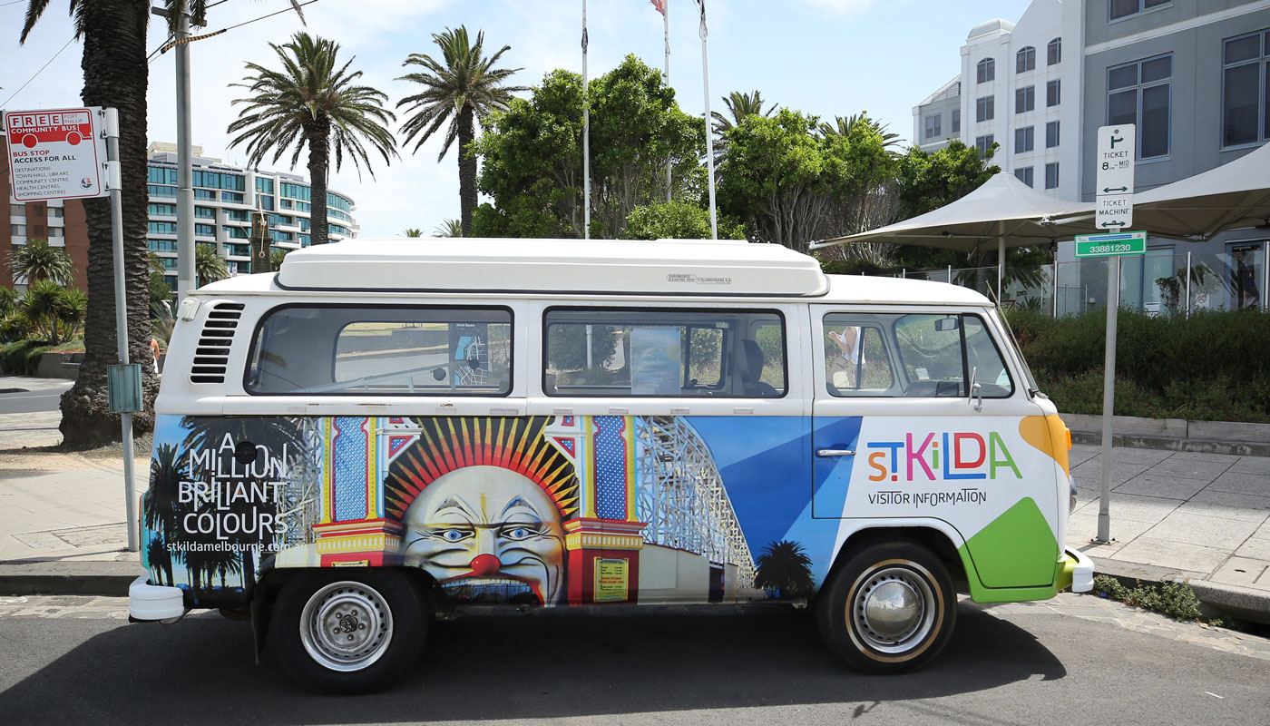 Bulli am Strand in St. Kilda