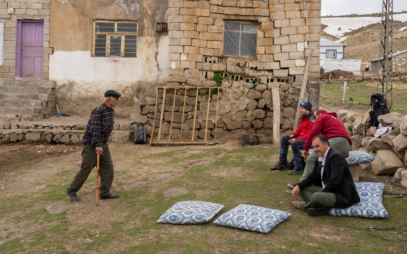 Willkommen im Dorf am Berg Suphan