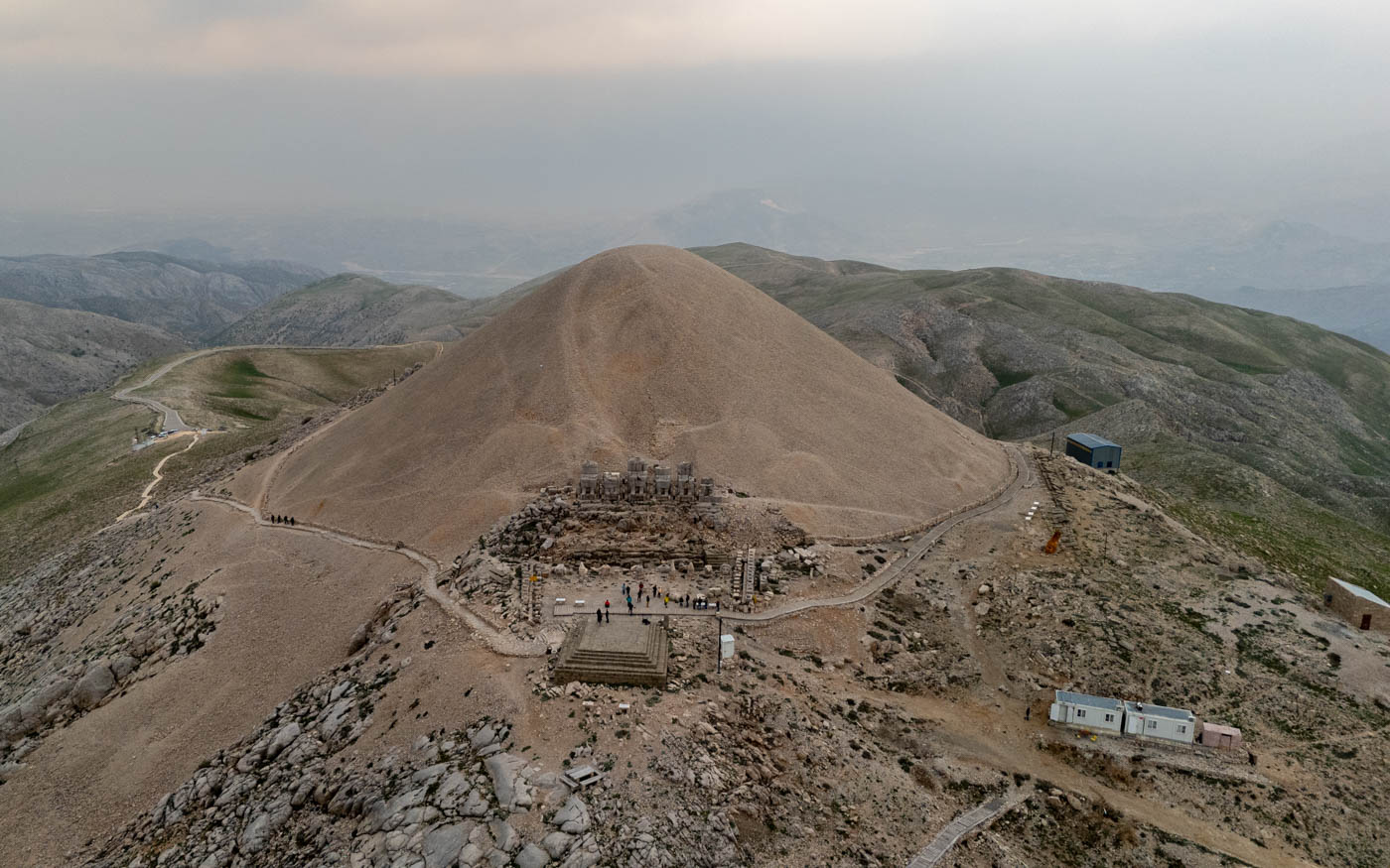 Künstliche Aufschüttung mit Geröll hinter den Götterfiguren