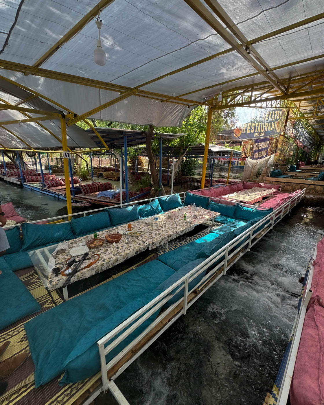 Beyazsu Dicle 2 Restaurant auf einem Bach