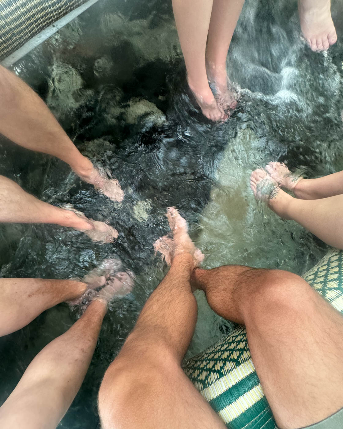 Füße im Wasser des Beyazsu Dicle 2 Restaurants