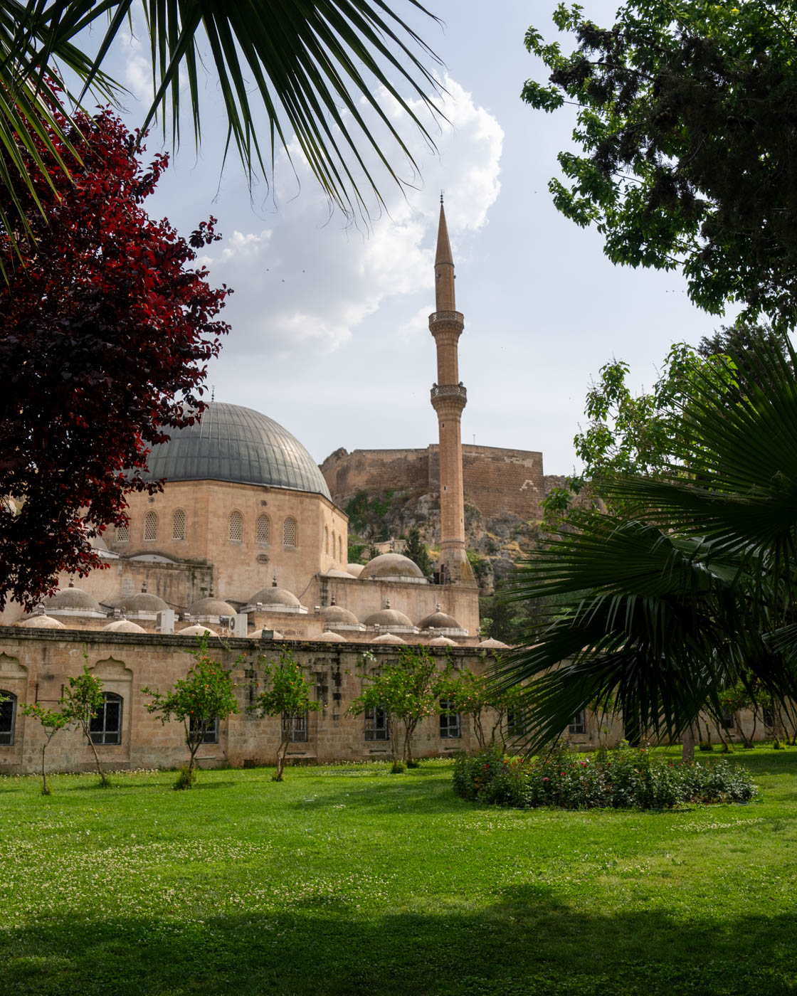Die Zitadelle von Urfa hinter der Halil-Rahman-Moschee