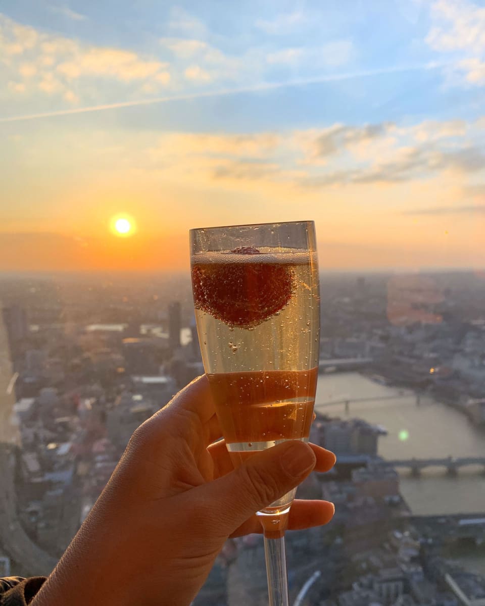 Aussicht The Shard in London mit Champagner zum Sonnenuntergang