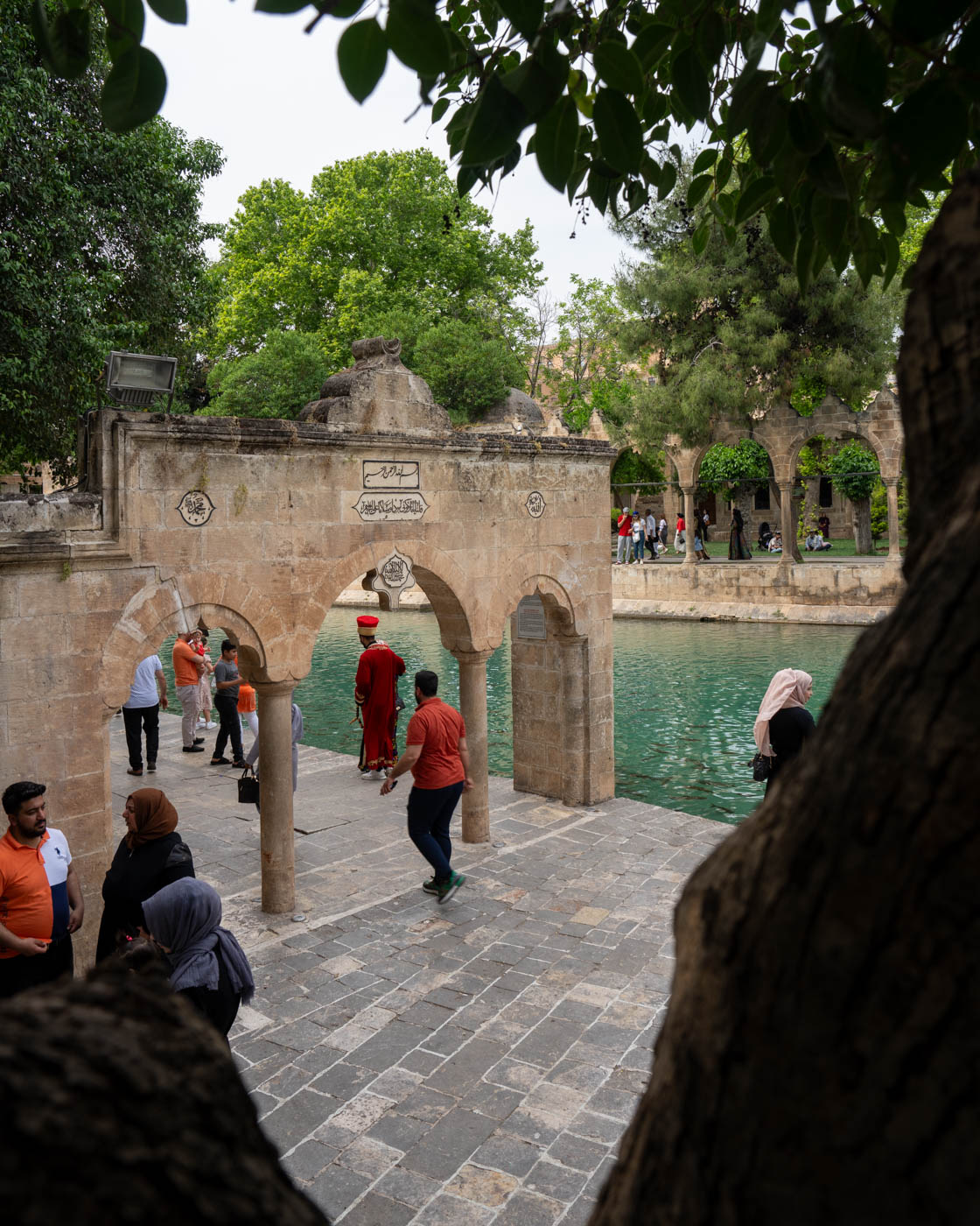 Weg entlang des Balıklıgöl in Sanilurfa