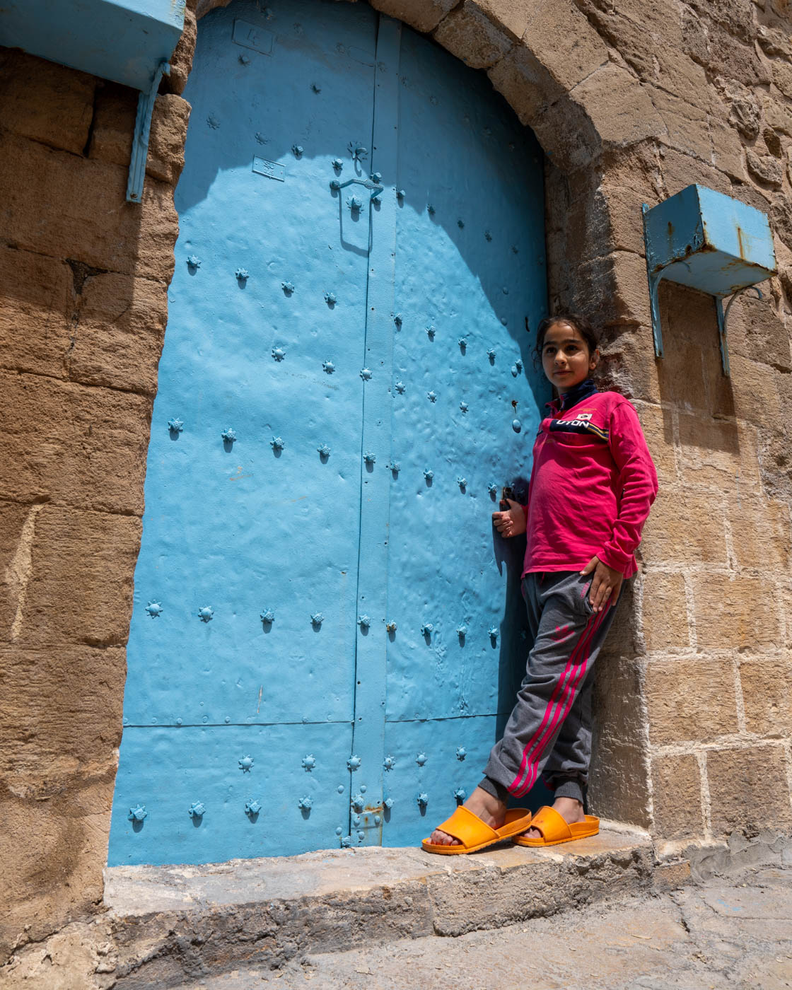 Mädchen vor ihrer Haustür in Mardin