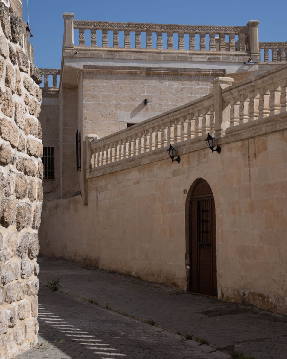 Schattenspiel der Häuser in Midyat