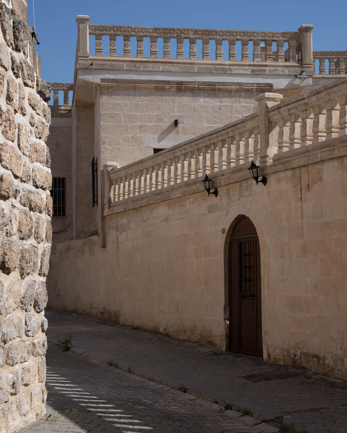 Schattenspiel der Häuser in Midyat