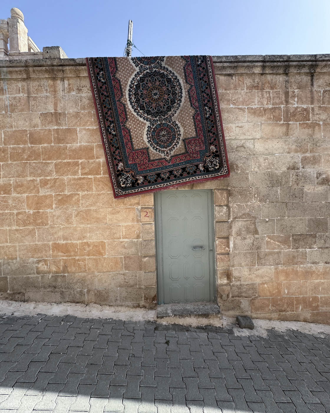 Teppich über einer Eingangstür in Midyat