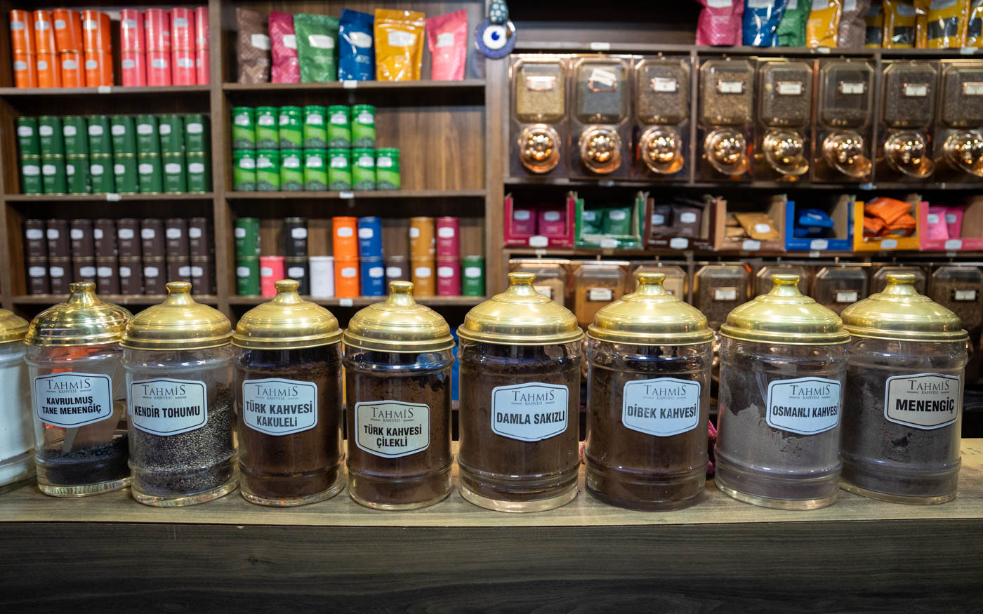 Unterschiedliche Kaffeesorten, darunter Pistazie