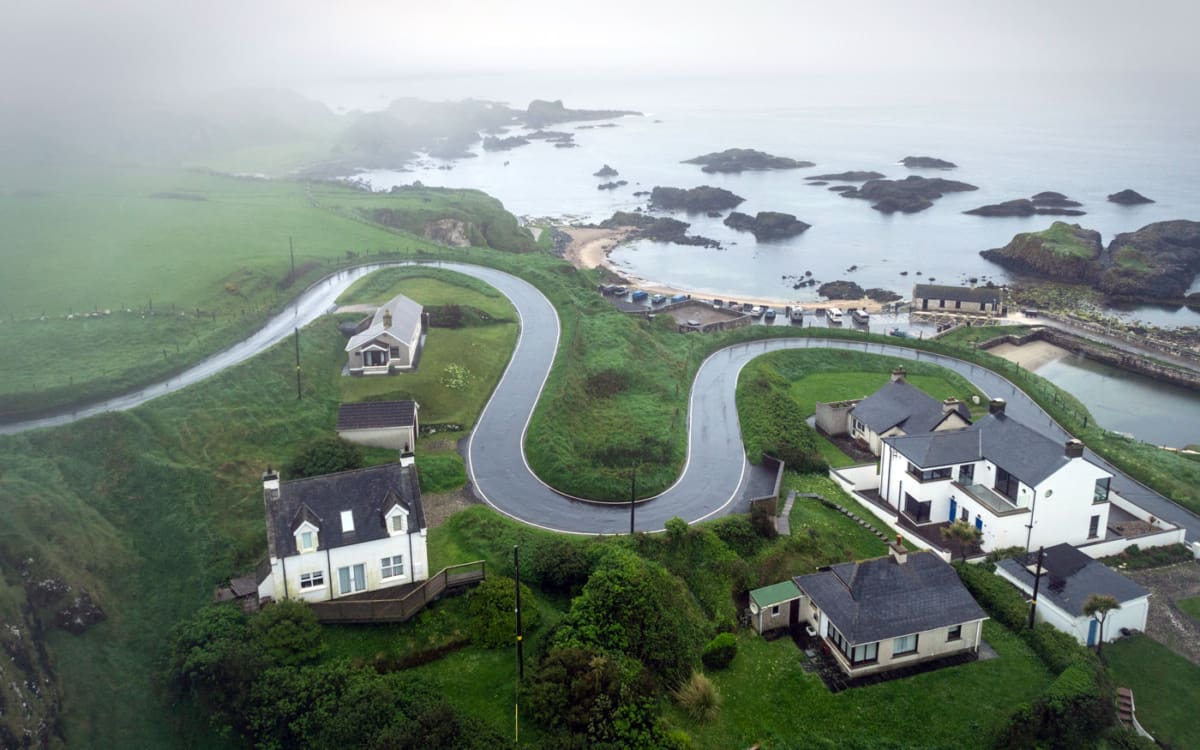 Ballintoy Harbor in Nordirland: Im Sommerbleibt der Camper besser außerhalb geparkt