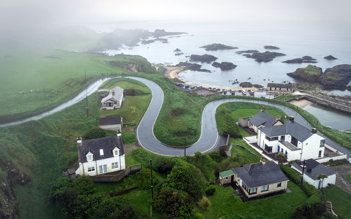 Ballintoy Harbor in Nordirland: Im Sommerbleibt der Camper besser außerhalb geparkt