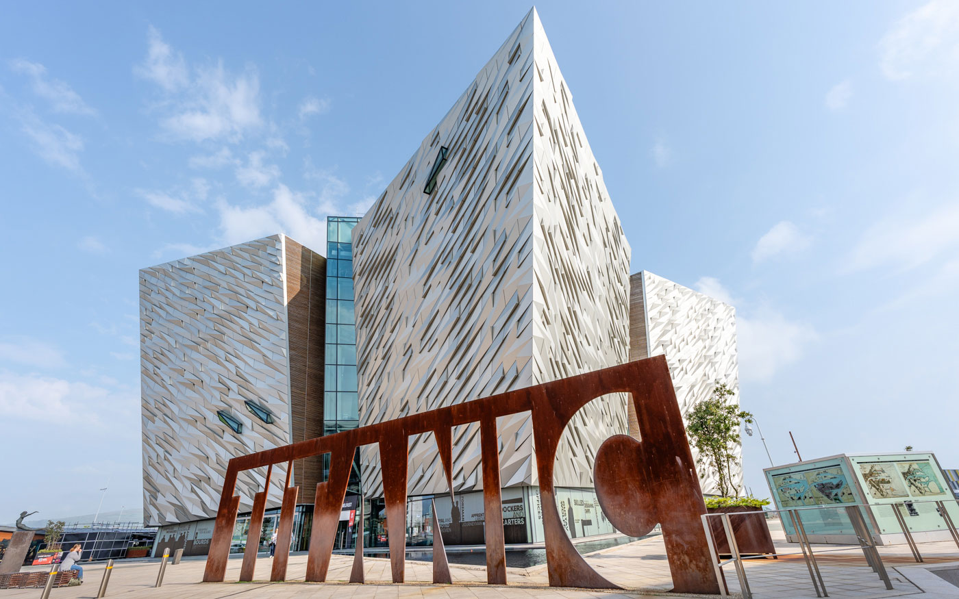 Eingang mit Schriftzug des Titanic Museum in Belfast