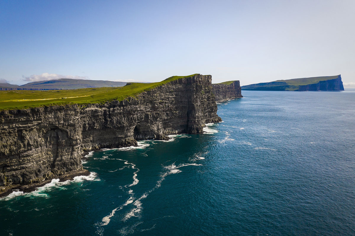Insel Sandoy auf den Färöer mit steilen Klippen