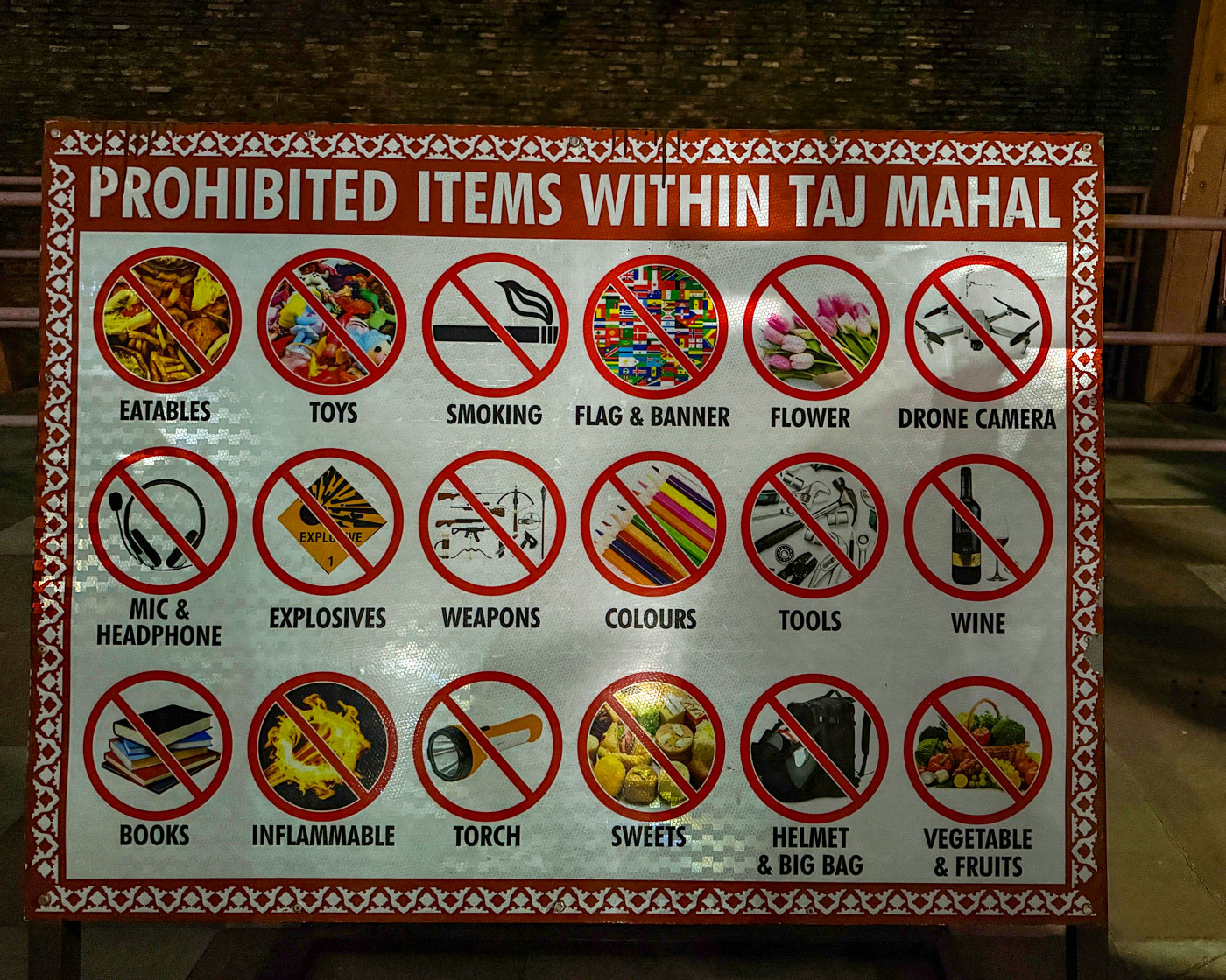 Schild am Taj Mahal mit verbotenen Gegenständen
