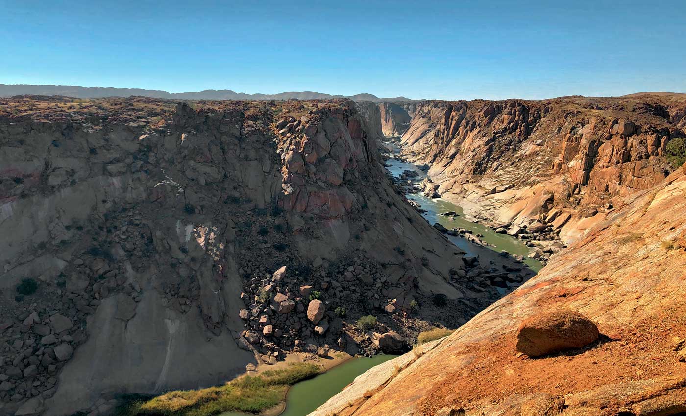 Der Orange River fließt im Augrabies Falls National Park in einer tiefen Schlucht